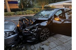 Auto botst op geparkeerde wagen in Den Helder; politie onderzoekt toedracht