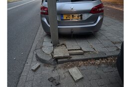 Auto botst op geparkeerde wagen in Den Helder; politie onderzoekt toedracht