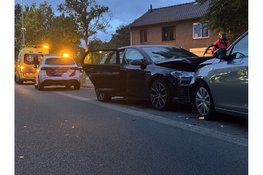 Auto botst op geparkeerde wagen in Den Helder; politie onderzoekt toedracht