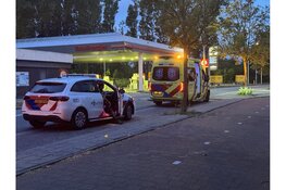 Auto botst op geparkeerde wagen in Den Helder; politie onderzoekt toedracht