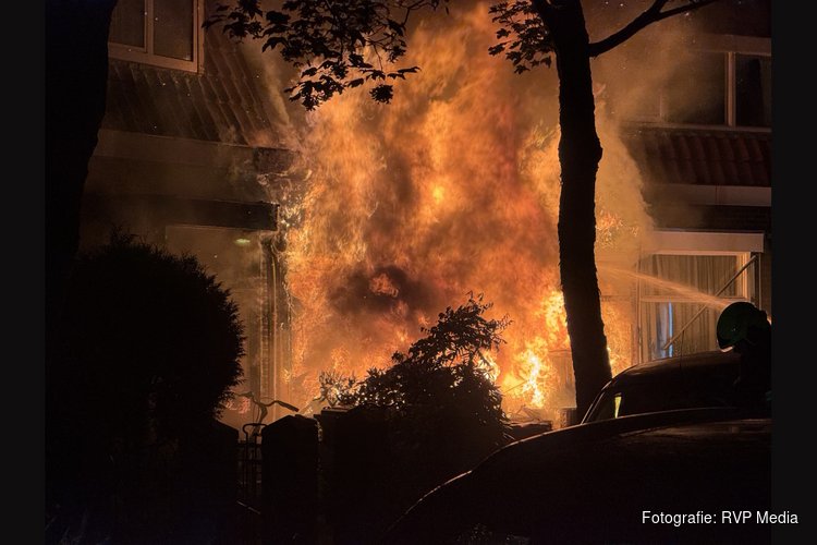 Grote uitslaande brand in woning Den Helder