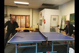 Ontmoetingsplek voor longpatiënten in Den Helder krijgt tafeltennistafel van Univé Noord-Holland