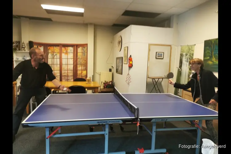 Ontmoetingsplek voor longpatiënten in Den Helder krijgt tafeltennistafel van Univé Noord-Holland