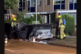 Auto zwaar beschadigd na brand in Den Helder