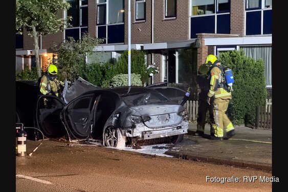 Auto zwaar beschadigd na brand in Den Helder
