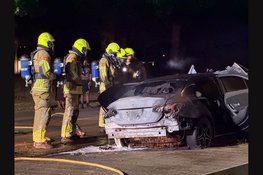 Auto zwaar beschadigd na brand in Den Helder