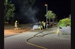 Auto zwaar beschadigd na brand in Den Helder