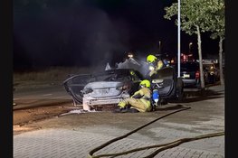 Auto zwaar beschadigd na brand in Den Helder