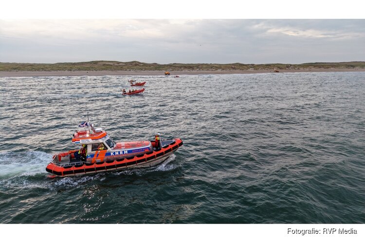 Eén dode na incident op zee bij Callantsoog, twee mensen uit water gered en één persoon vermist