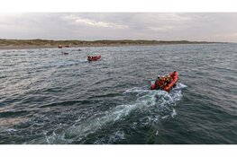 Eén dode na incident op zee bij Callantsoog, twee mensen uit water gered en één persoon vermist
