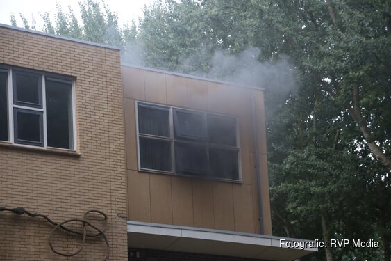 Brand in gebouw van Parlan zorgt voor flinke rookontwikkeling in Den Helder