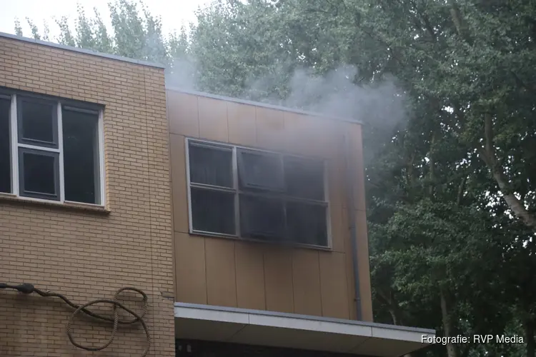 Brand in gebouw van Parlan zorgt voor flinke rookontwikkeling in Den Helder