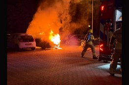 Autobrand op parkeerplaats bij voetbalvereniging HCSC