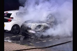 Autobrand op parkeerplaats bij voetbalvereniging HCSC