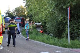 Auto over de kop in sloot Breezand, meerdere gewonden