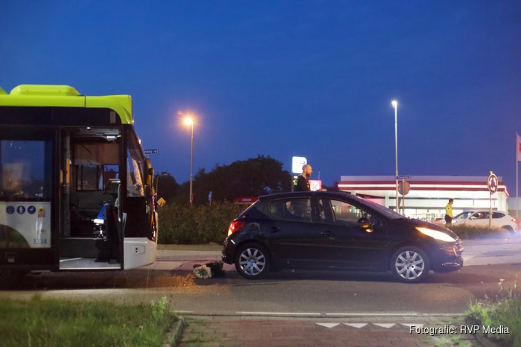 Connexxion bus botst op personenauto op rotonde, één gewonde