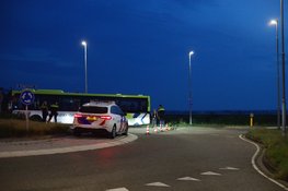 Connexxion bus botst op personenauto op rotonde, één gewonde
