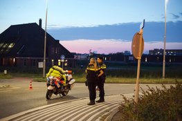 Connexxion bus botst op personenauto op rotonde, één gewonde