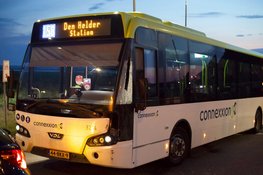 Connexxion bus botst op personenauto op rotonde, één gewonde