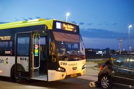 Connexxion bus botst op personenauto op rotonde, één gewonde