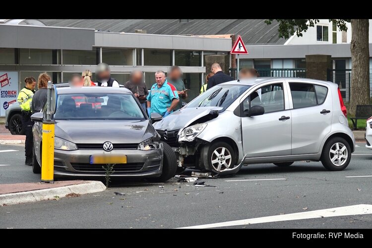 Veel schade bij botsing tussen auto’s in Den Helder