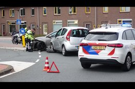 Veel schade bij botsing tussen auto’s in Den Helder