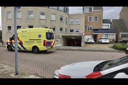 Auto rijdt dwars door roldeur van ondergrondse parkeergarage in Den Helder