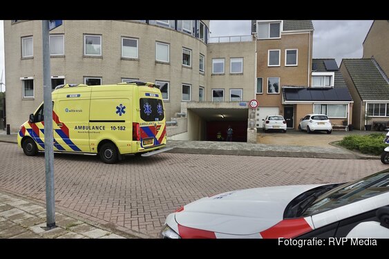 Auto rijdt dwars door roldeur van ondergrondse parkeergarage in Den Helder
