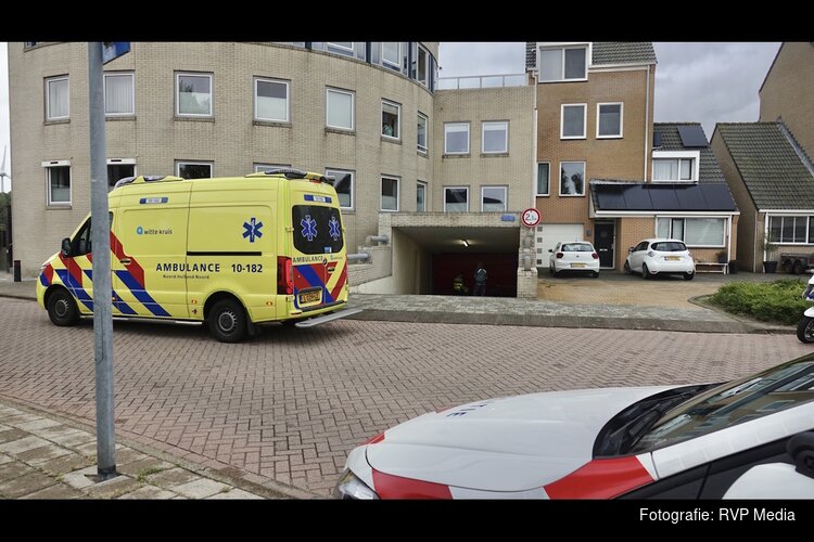 Auto rijdt dwars door roldeur van ondergrondse parkeergarage in Den Helder