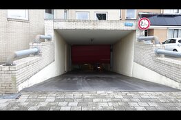 Auto rijdt dwars door roldeur van ondergrondse parkeergarage in Den Helder