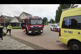 Auto rijdt dwars door roldeur van ondergrondse parkeergarage in Den Helder