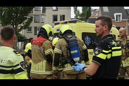 Auto rijdt dwars door roldeur van ondergrondse parkeergarage in Den Helder