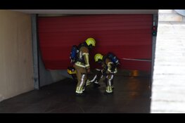 Auto rijdt dwars door roldeur van ondergrondse parkeergarage in Den Helder