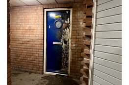 Voordeur zwaar beschadigd na explosie bij woning aan Langestraat in Den Helder