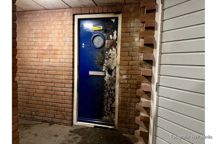 Voordeur zwaar beschadigd na explosie bij woning aan Langestraat in Den Helder