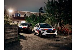 Voordeur zwaar beschadigd na explosie bij woning aan Langestraat in Den Helder