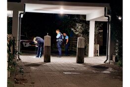 Voordeur zwaar beschadigd na explosie bij woning aan Langestraat in Den Helder