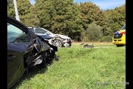 Flinke schade en gewonde nadat auto's frontaal op elkaar botsten in Den Helder
