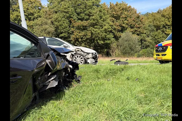Flinke schade en gewonde nadat auto's frontaal op elkaar botsten in Den Helder