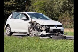 Flinke schade en gewonde nadat auto's frontaal op elkaar botsten in Den Helder