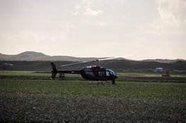 Helikopter maakt noodlanding op Zwarteweg bij Callantsoog na technische storing