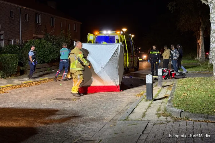 Motorrijder zwaargewond na botsing tegen geparkeerde auto in Den Helder