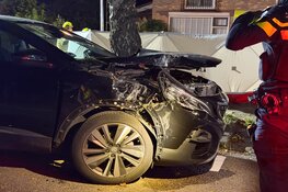Motorrijder zwaargewond na botsing tegen geparkeerde auto in Den Helder