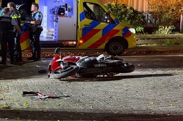 Motorrijder zwaargewond na botsing tegen geparkeerde auto in Den Helder