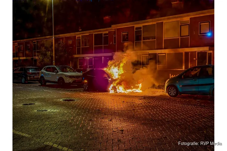 Auto grotendeels uitgebrand bij autobrand aan Walvisvaardersweg in Den Helder