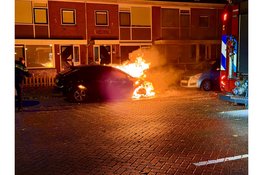 Auto grotendeels uitgebrand bij autobrand aan Walvisvaardersweg in Den Helder