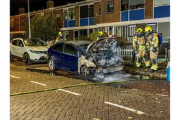 Auto grotendeels uitgebrand bij autobrand aan Walvisvaardersweg in Den Helder