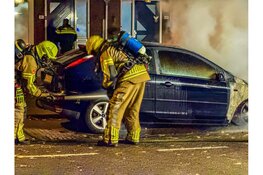 Auto grotendeels uitgebrand bij autobrand aan Walvisvaardersweg in Den Helder