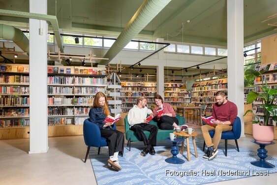 Anna Enquist bezoekt School 7 tijdens Heel Nederland Leest