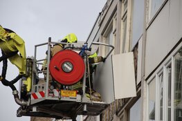 Gevelpanelen waaien los van pand in Den Helder door harde wind
